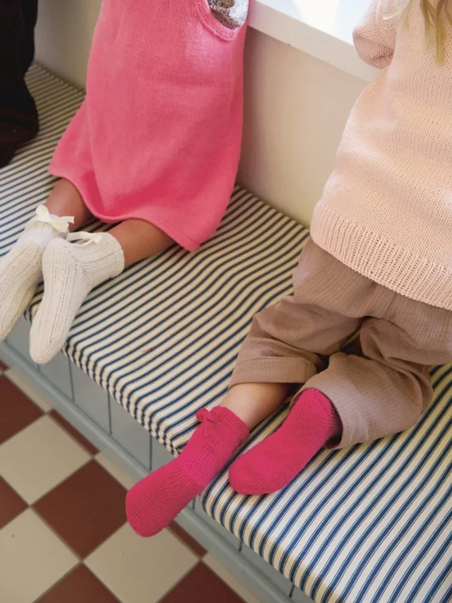 Enkeltoppskrift / 2501 Mykt til barn / Nr. 7a  Bow Socks Junior